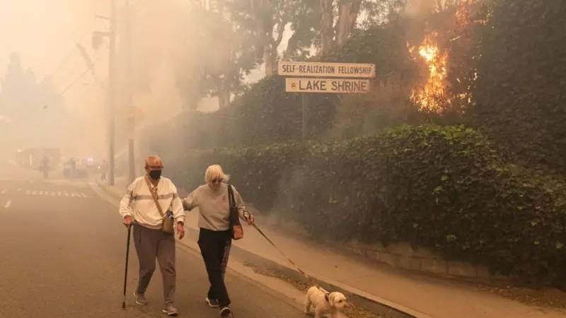 Los Angeles’ın lüks mahallelerinde yangın: Yürüyerek kaçmak zorunda kaldılar