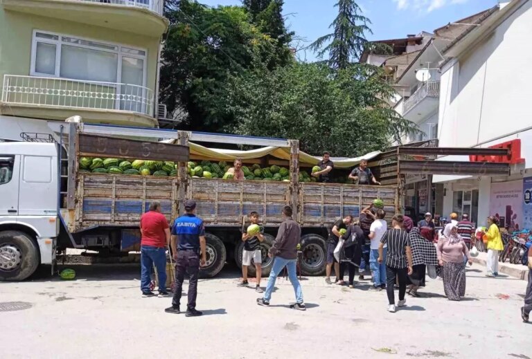 sandiklida-20-ton-karpuz-dagitildi-alkhxVGt.jpg