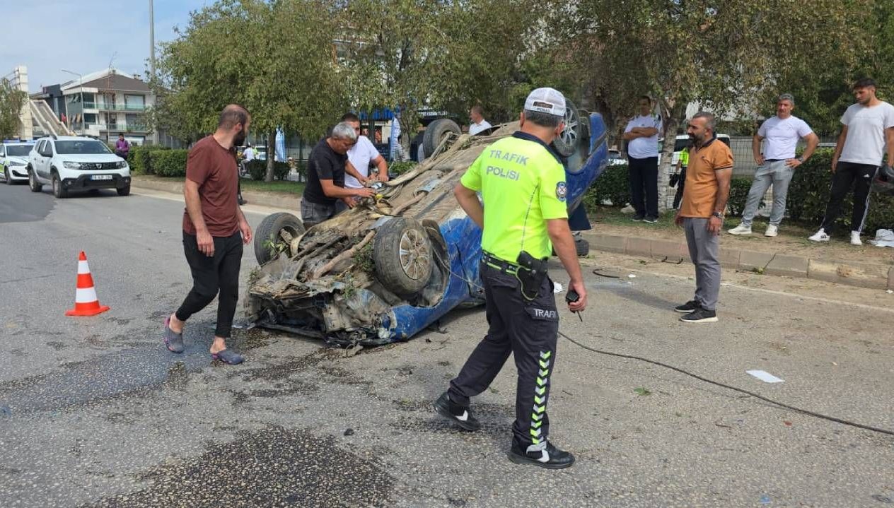 otomobil devrildi iki kisi yaralandi itrKGBs9