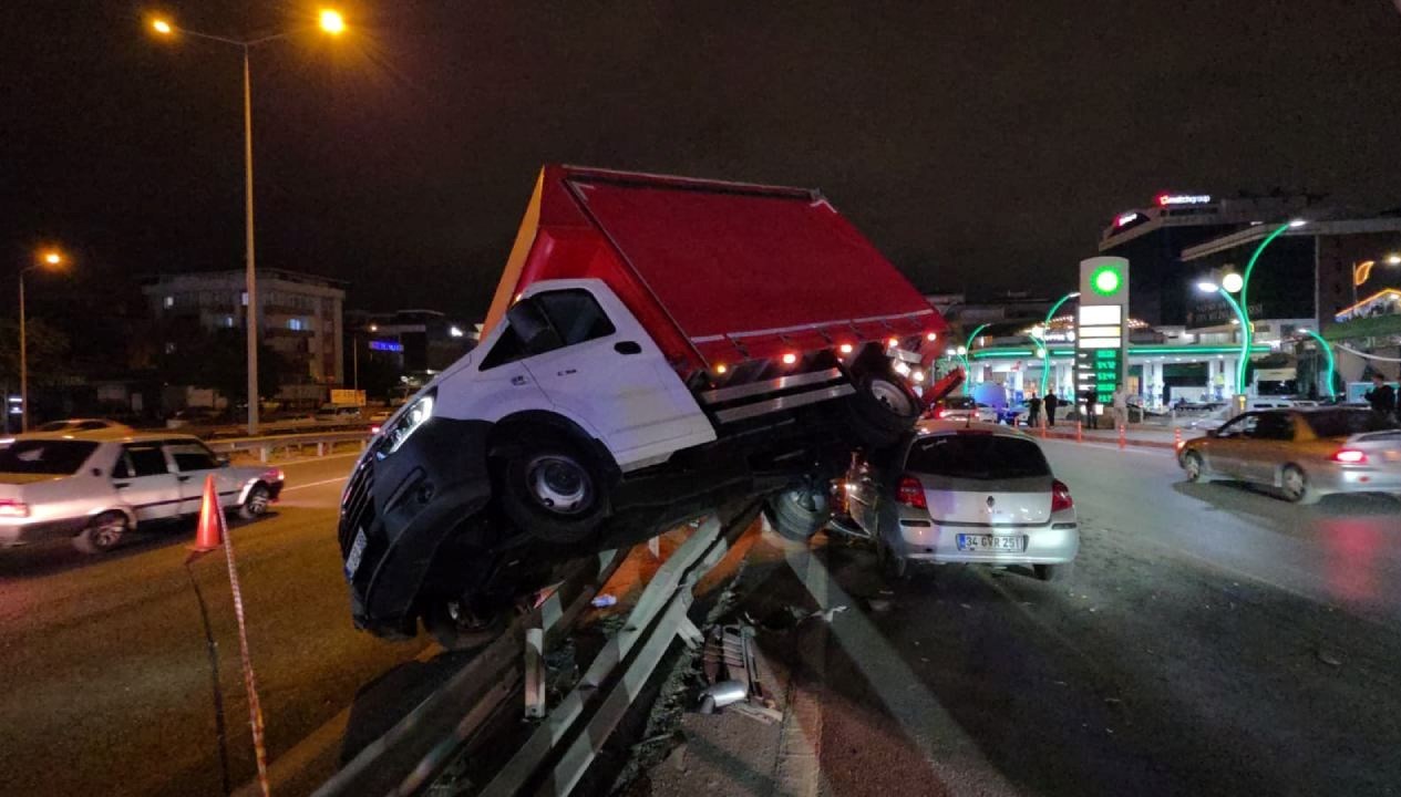 otomobille carpisan kamyonet bariyerlere cikti 3 yarali pEUD1Cjl