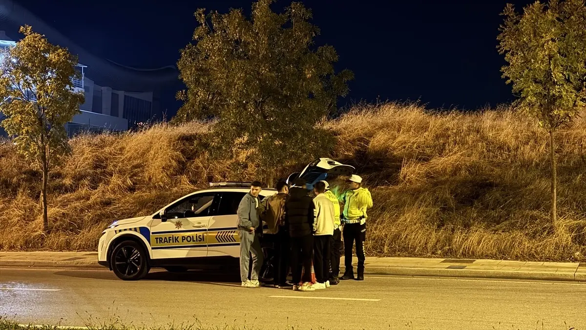 edirnede asayis ve trafik denetimi kavga sonrasi yaralilar hastaneye kaldirildi CJVh6B8V