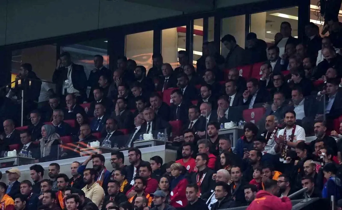 osman askin bak galatasaray liverpool macini izledi nnXsnzfq