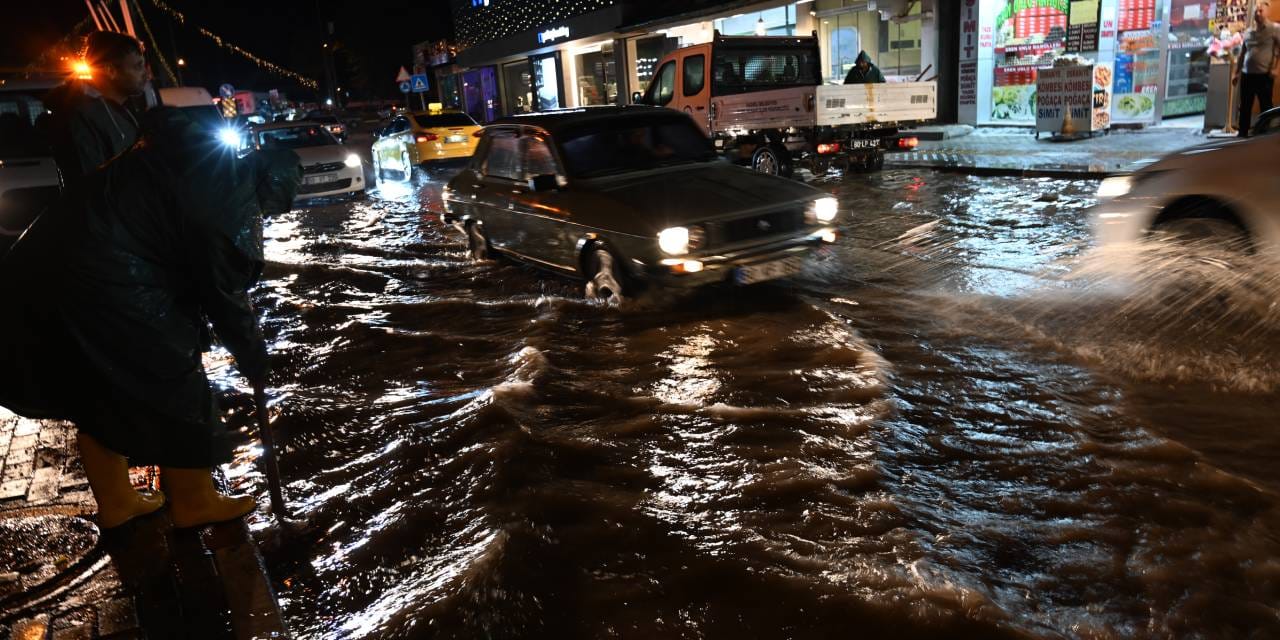 osmaniyede saganak hayati felc etti ev ve dukkanlari su basti CEDsc6Dy.jpg