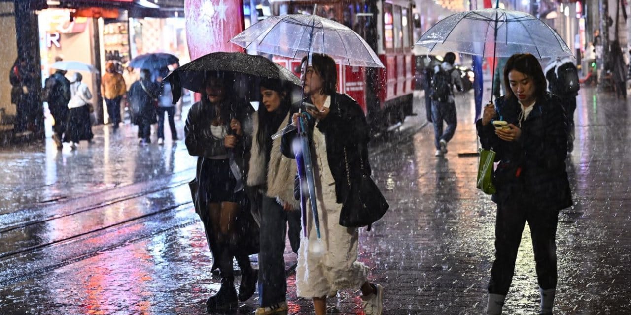 uyarilar pes pese gelmisti istanbulda saganak basladi ucaklar inmekte zorlandi LhiHyRYE.jpg