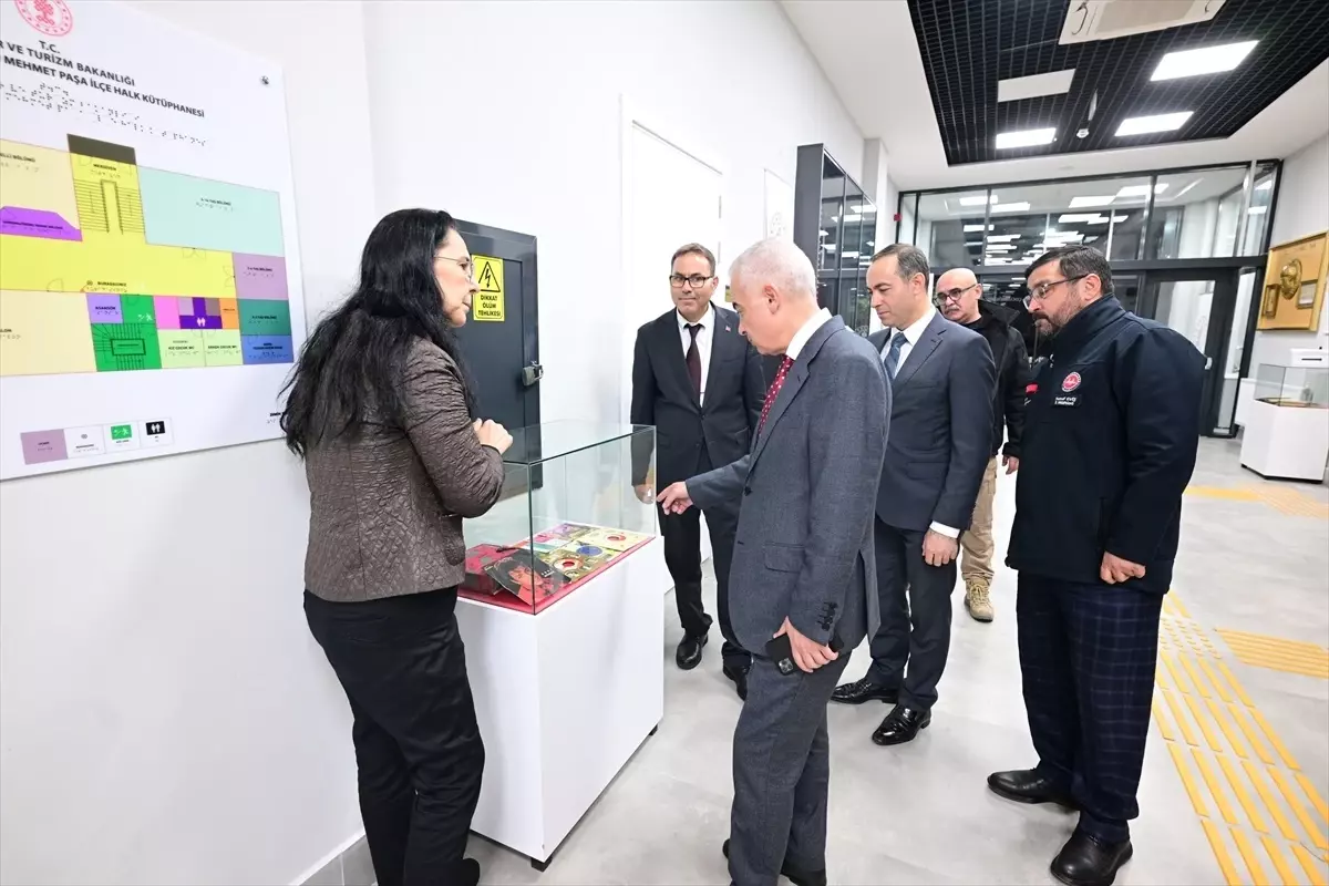 vali ugur turandan halk kutuphanesine ziyaret dxEVuPCi