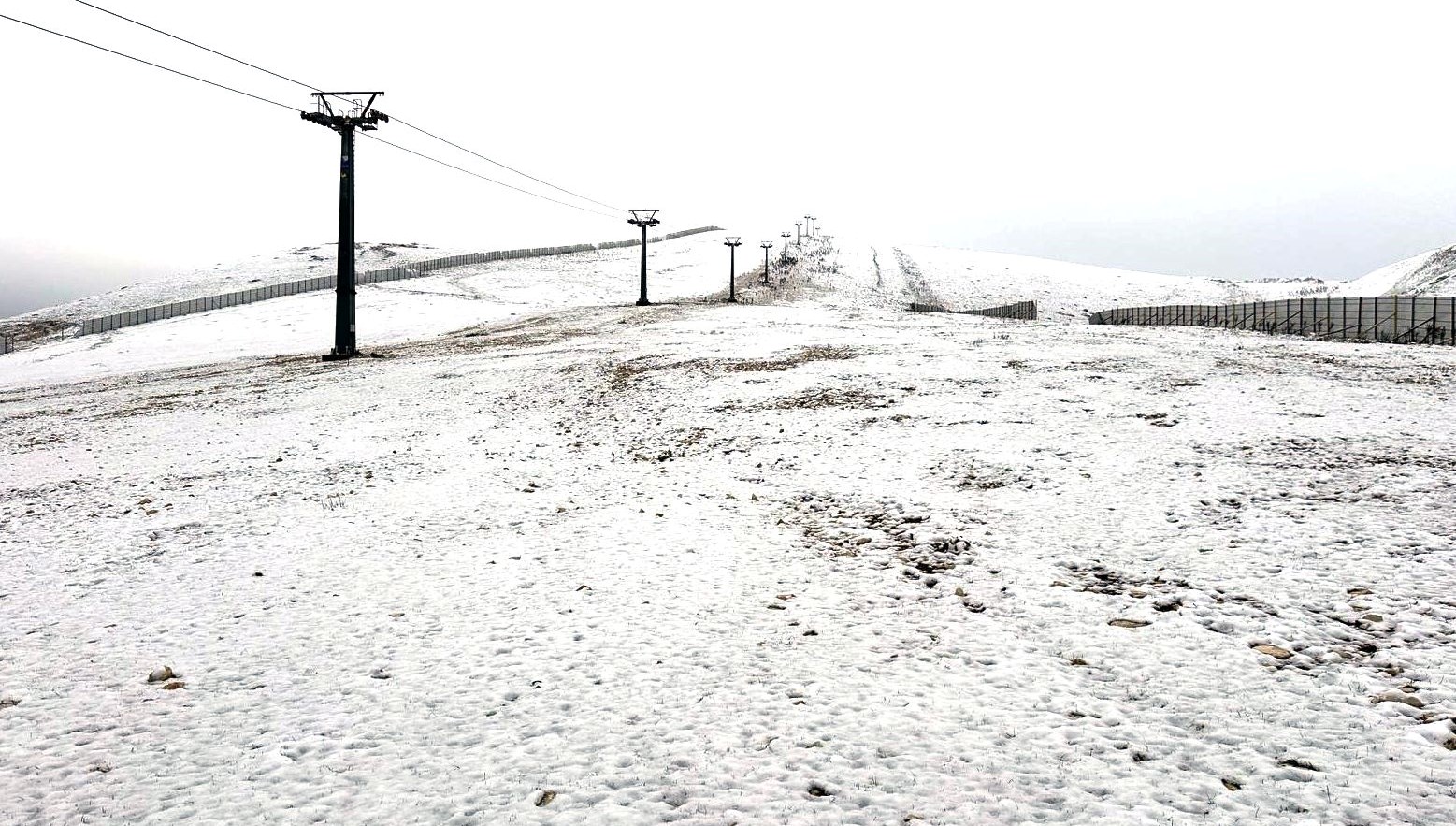 yagisli hava yerini kara birakti zirve beyaza burundu qtJvx5PG.jpg