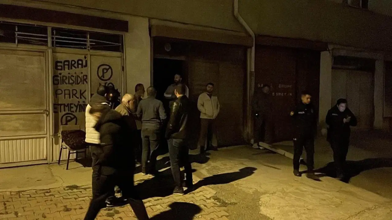 esinden haber alamayinca garaja indi otomobilin icinde olu buldu x4YHJeZX.jpg