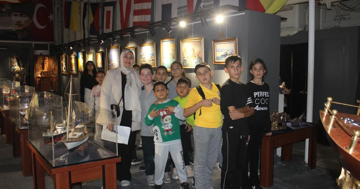 izmirli ogrenciler dil becerilerini gezerek pekistiriyor 1hFNIzpq.webp